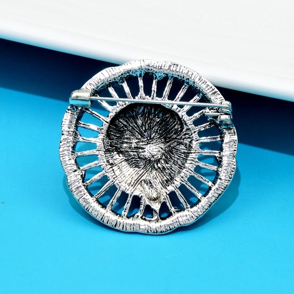 VQ Lion Brooch - Picture 3 of 6